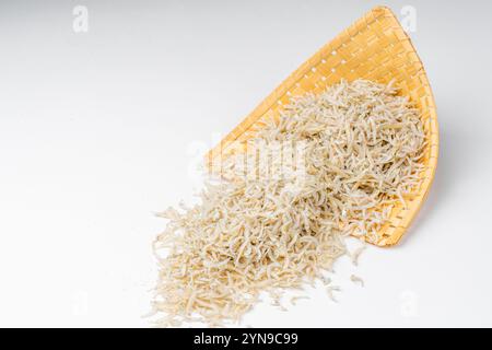 Frische getrocknete Sardellen auf weißem Hintergrund. Roher, trocken gesalzener Meeresfisch. Salzwasserfutterfische. Ikan asin teri medan. Stockfoto