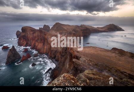Schöne Meereslandschaft - dramatischer Sonnenaufgang über den bunten Klippen von Ponta de Sao Lourenco auf der Insel Madeira, Portugal. Stockfoto