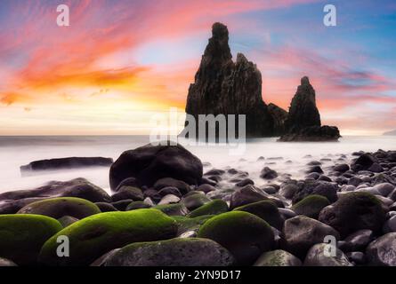 Küste auf Madeira - Ilheu da Ribeira da Janela Felsformation im Meer, Portugal. Stockfoto