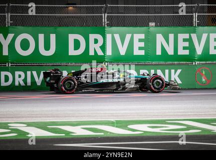 23. November 2024 Las Vegas NV, USA Mercedes AMG Petronas Motorsport Pilot Lewis Hamilton (44) vom Team Great Britain verließ die Boxengasse vor dem Formel 1 Heineken Sliver Las Vegas Grand Prix Race in Las Vegas, NV Thurman James/CSM Stockfoto