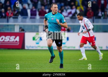 Turin, Italien. November 2024. Rosario Abisso (Schiedsrichter) während des italienischen Meisterschaftsspiels der Serie A zwischen dem FC Torino und dem AC Monza am 24. November 2024 im Stadio Olimpico Grande Torino in Turin, Italien. Credit: Luca Rossini/E-Mage/Alamy Live News Credit: Luca Rossini/E-Mage/Alamy Live News Stockfoto