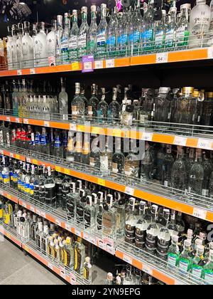 Kiew, Ukraine - 24. November 2024: Eine vielfältige Auswahl an Wodka-Flaschen in Supermarktregalen mit verschiedenen Etiketten und Marken, ideal für Stockfoto