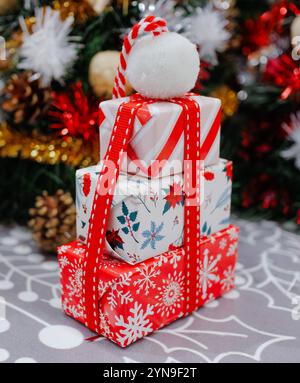 Geschenke unter dem Baum. Stockfoto