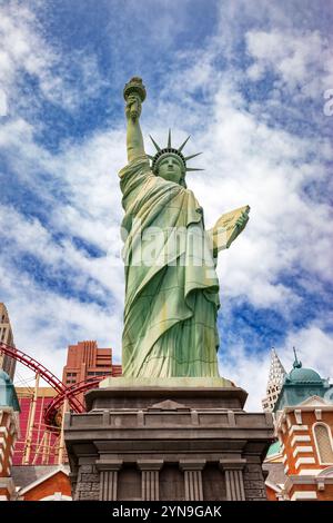 Las Vegas, USA - 18. April 2012: Nachbildung der Freiheitsstatue vor der Fassade des New York, New York Hotels und Kasinos auf dem Strip. Stockfoto