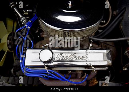 Edelbrock-Logo auf einem Chrom-Wippdeckel eines Austin Mini Stockfoto