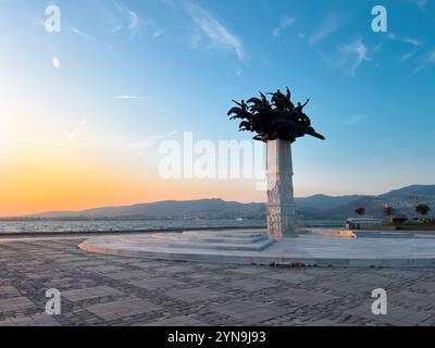 Izmir, Türkei - 3. Juli 2024: Die republikanische Baumstatue auf dem Izmir-Gundogdu-Platz Stockfoto