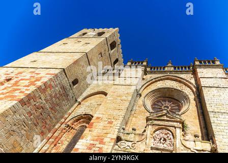 Kathedrale Santa Maria de Siguenza. Eine monumentale gotische Struktur. Das Gebäude ist alt und hat viel Geschichte Stockfoto
