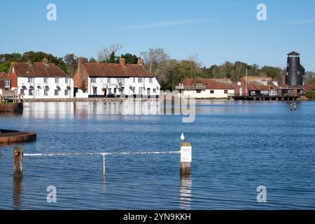 Das Royal Oak Public House und die Old Mill, Langstone, Hampshire, Großbritannien Stockfoto