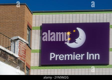 Premier Inn Schild mit Firmenname und Logo auf der Außenseite eines der Gebäude. November 2024. Stockfoto