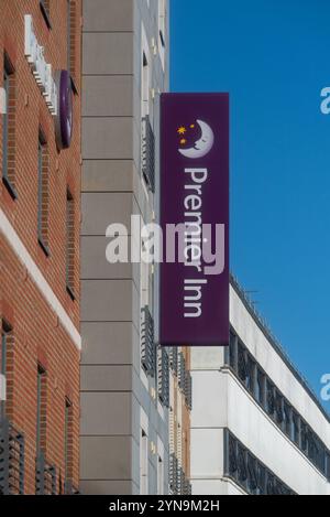 Premier Inn Schild mit Firmenname und Logo auf der Außenseite eines der Gebäude. November 2024. Stockfoto