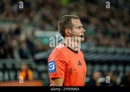 Mönchengladbach, Deutschland. November 2024. Schiedsrichter Dr. Robin Braun VfL Borussia Mönchengladbach vs. FC St. Pauli, Fussball, 1. Bundesliga, 11. Spieltag, Saison 2024/2025, 24.11.2024 Foto: Eibner-Pressefoto/ Justin Derondeau DFL-VORSCHRIFTEN VERBIETEN JEDE VERWENDUNG VON FOTOGRAFIEN ALS BILDSEQUENZEN UND/ODER QUASI-VIDEO/dpa/Alamy Live News Stockfoto