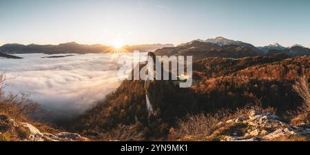 Sonnenaufgang auf dem Großen Barmstein mit Blick auf den kleinen Barmstein am Nordostrand der Berchtesgadener Alpen und einer Nebeldecke auf der Westseite des Salzachtals oberhalb der Stadt Hallein am 17.11.2024. // Sonnenaufgang auf dem Großen Barmstein mit Blick auf den Kleinen Barmstein am Nordostrand der Berchtesgadener Alpen und einer Nebeldecke auf der Westseite des Salzachtals oberhalb der Stadt Hallein am 17. November 2024. - 20241117 PD19485 Credit: APA-PictureDesk/Alamy Live News Stockfoto