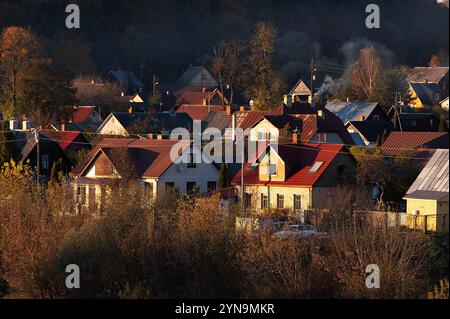 Die Dächer der Häuser der lettischen Kleinstadt Krāslava, Rauch aus den Schornsteinen, Herbstblick Stockfoto