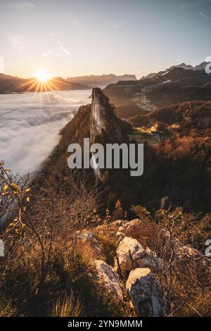 Sonnenaufgang auf dem Großen Barmstein mit Blick auf den kleinen Barmstein am Nordostrand der Berchtesgadener Alpen und einer Nebeldecke auf der Westseite des Salzachtals oberhalb der Stadt Hallein am 17.11.2024. // Sonnenaufgang auf dem Großen Barmstein mit Blick auf den Kleinen Barmstein am Nordostrand der Berchtesgadener Alpen und einer Nebeldecke auf der Westseite des Salzachtals oberhalb der Stadt Hallein am 17. November 2024. - 20241117 PD19483 Credit: APA-PictureDesk/Alamy Live News Stockfoto