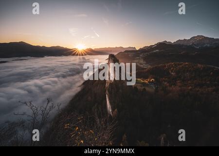 Sonnenaufgang auf dem Großen Barmstein mit Blick auf den kleinen Barmstein am Nordostrand der Berchtesgadener Alpen und einer Nebeldecke auf der Westseite des Salzachtals oberhalb der Stadt Hallein am 17.11.2024. // Sonnenaufgang auf dem Großen Barmstein mit Blick auf den Kleinen Barmstein am Nordostrand der Berchtesgadener Alpen und einer Nebeldecke auf der Westseite des Salzachtals oberhalb der Stadt Hallein am 17. November 2024. - 20241117 PD19484 Credit: APA-PictureDesk/Alamy Live News Stockfoto