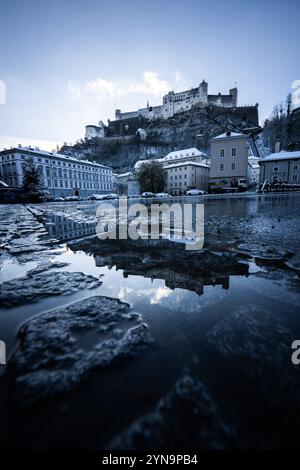 Neuschnee und Wintereinbruch in der Festspiel- und Mozartstadt Salzburg am Morgen des 22.11.2024. Im Bild: Blick auf die Festung Hohensalzburg // Neuschnee und Wintereinbruch in der Festival- und Mozartstadt Salzburg am Morgen des 22. November 2024. Im Bild: Blick auf die Festung Hohensalzburg - 20241122 PD2586 Credit: APA-PictureDesk/Alamy Live News Stockfoto