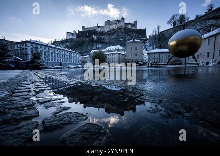 Neuschnee und Wintereinbruch in der Festspiel- und Mozartstadt Salzburg am Morgen des 22.11.2024. Im Bild: Blick auf die Festung Hohensalzburg // Neuschnee und Wintereinbruch in der Festival- und Mozartstadt Salzburg am Morgen des 22. November 2024. Im Bild: Blick auf die Festung Hohensalzburg - 20241122 PD2584 Credit: APA-PictureDesk/Alamy Live News Stockfoto