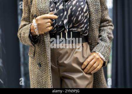 Elegante Fashion Details stilvolles Damen-Outfit beige Lederhandschuhe und -Gürtel, Tweed-Blazer und bedruckte Bluse für trendige Looks in modernen Garderoben, Neut Stockfoto