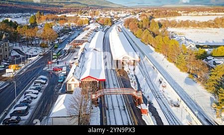 Aviemore Highland Schottland Winterschnee über der Stadt und Grampian Road entlang des Bahnhofs Stockfoto