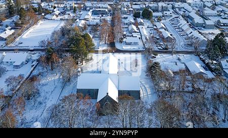 Grantown-on-Spey Scotland schneebedeckte Inverallan Church of Scotland und Blick über die Church Avenue zum Square Stockfoto