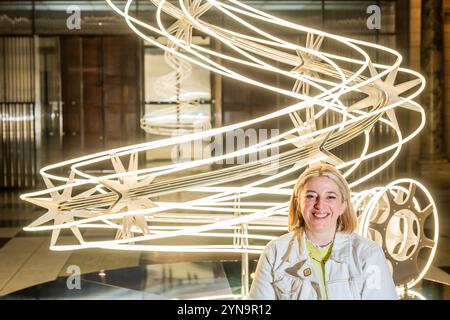 London, Großbritannien. November 2024. Weihnachtsbauminstallation 2024 entworfen von Anna Lomax (im Bild mit ihrer Arbeit) mit dem Titel „All lit Up“ im V&A South Kensington. Guy Bell/Alamy Live News Stockfoto