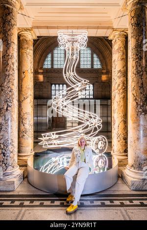 London, Großbritannien. November 2024. Weihnachtsbauminstallation 2024 entworfen von Anna Lomax (im Bild mit ihrer Arbeit) mit dem Titel „All lit Up“ im V&A South Kensington. Guy Bell/Alamy Live News Stockfoto