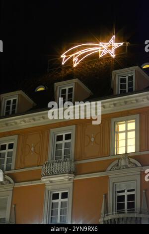 Szene aus dem Zentrum von Bozen, mit Weihnachtsdekoration Stockfoto