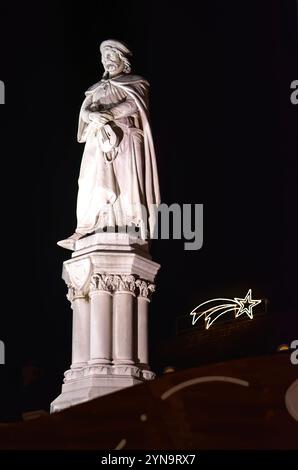 Szene aus dem Zentrum von Bozen, mit Weihnachtsdekoration Stockfoto