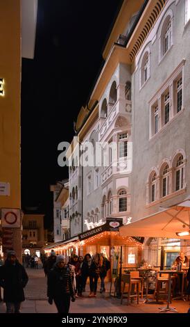 Szene aus dem Zentrum von Bozen, mit Weihnachtsdekoration Stockfoto