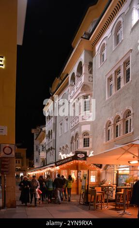 Szene aus dem Zentrum von Bozen, mit Weihnachtsdekoration Stockfoto