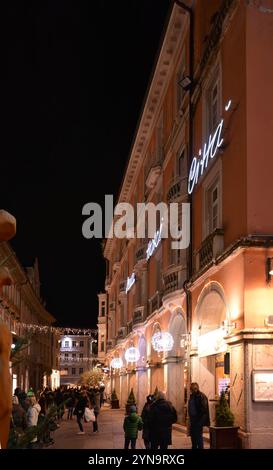 Szene aus dem Zentrum von Bozen, mit Weihnachtsdekoration Stockfoto