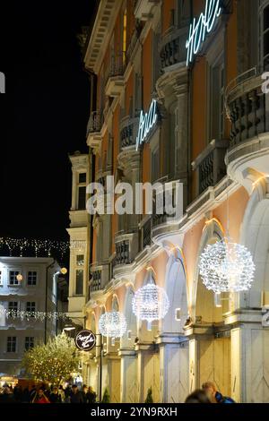 Szene aus dem Zentrum von Bozen, mit Weihnachtsdekoration Stockfoto