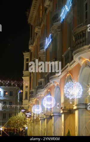 Szene aus dem Zentrum von Bozen, mit Weihnachtsdekoration Stockfoto