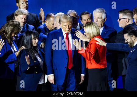 Vereinigte Staaten von Amerika, Powder Springs. Oktober 2024. Der ehemalige Präsident Donald Trump ist am Mittwoch, 28. Oktober, bei einer politischen christlichen Kundgebung im Workship mit Wonder Church, einem Megachurch in Powder Springs im Swing-Bundesstaat Georgia. Hier trifft sich Trump mit einer sehr großen Gruppe konservativer Evangelikalen, um seine Verbindung zu religiösen Wählern zu stärken. Diese Wählergruppe spielt eine entscheidende Rolle in seinem Wahlkampf. Offiziell ist Trump mit der Presvetarion-Kirche verbunden, aber trotzdem scheint Trump nicht sehr religiös zu sein. Am Ende der Veranstaltung erhält Trump ein Gebet f Stockfoto