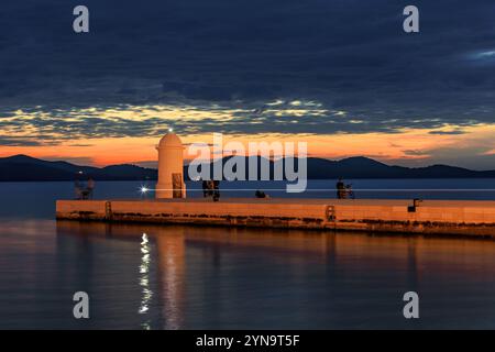Dramatischer Sonnenuntergang vom berühmtesten Ort des Sonnenuntergangs in Zadar. Foto aufgenommen am 22. Oktober 2024 in Zadar, Kreis Zadar, Kroatien. Stockfoto