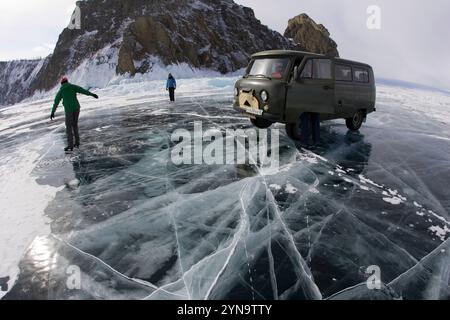 Ein paar Schlittschuhlaufen auf dem gefrorenen Baikalsee, Sibirien, Russland. Stockfoto
