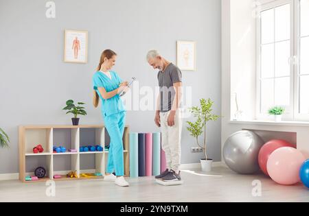 Physiotherapeut Wiegt Seniorinnen Während Der Rehabilitation Stockfoto