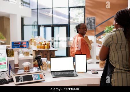 Digitale Werbung auf Laptop und Tablet mit isoliertem weißen Bildschirm. Leere Chromakey-Modellvorlage zeigt Geräte zur Förderung von „Zero Waste“ und alternativen Artikeln in umweltfreundlichen Geschäften. Stockfoto