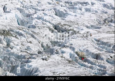 Ein Bergsteiger auf dem Argentiergletscher schmilzt wie die meisten Alpengletscher, zieht sich aufgrund der globalen Erwärmung rasch zurück. Stockfoto