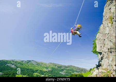 Mitglieder des Langdael Ambleside Mountain Rescue Teams, die im Rahmen des Trainings eine Bahre unten auf einem Felsen in Langdale machen. Stockfoto