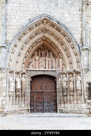 Eintritt in die gotische Iglesia de San Esteban, Burgos, Spanien Stockfoto
