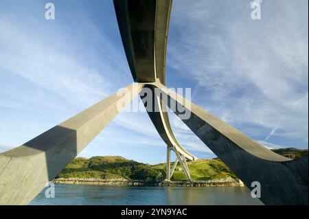 Kylesku Bridge in Assynt, Schottland, Großbritannien. Stockfoto