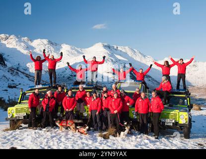 Das Langdale/Ambleside Mountain Rescue Team posiert für ein Teamfoto in Langdale im Lake District, Großbritannien. Stockfoto