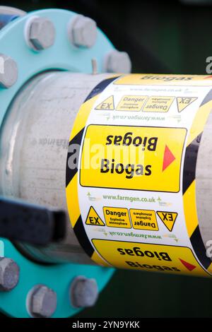 Rohrverbindung mit Biogasaufkleber am anaeroben Biodigester Stockfoto