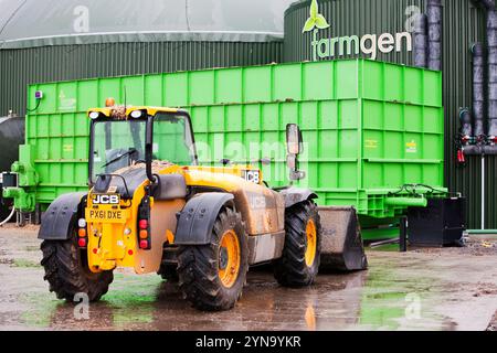 Bulldozer und Biogastanks am anaeroben Biodigester Stockfoto