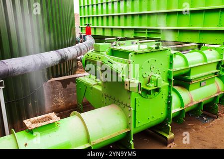 Rohre und Ventile im anaeroben Biodigester Stockfoto