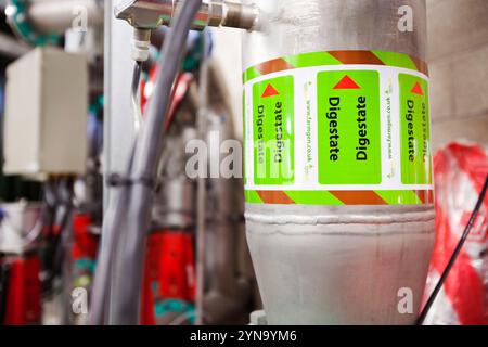 Rohr mit Aufkleber am anaeroben Biodigester Stockfoto