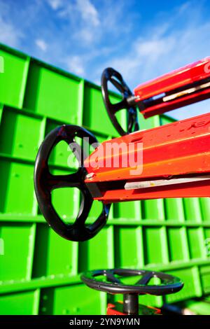 Ventile am anaeroben Biodigester Stockfoto