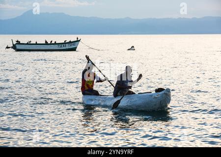 Fischer im traditionellen ausgegrabenen Kanu, Cape Maclear, Lake Malawi, Malawi Stockfoto