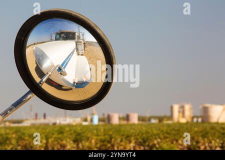 Fracking Truck vor Ort wird Fracking durchgeführt, Wasco, Kalifornien, USA Stockfoto